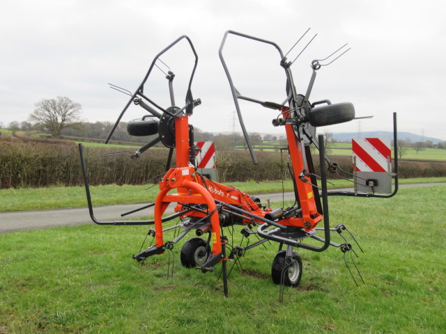 Kubota 4052 tedder
