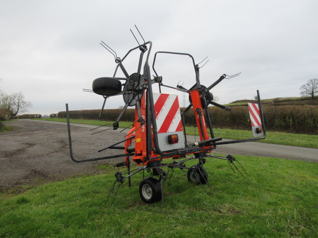 Kubota 4052 tedder