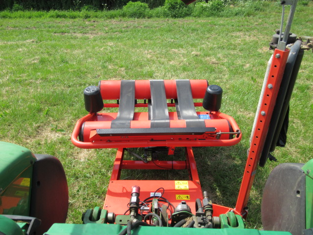 Kuhn RW1100 mounted bale wrapper