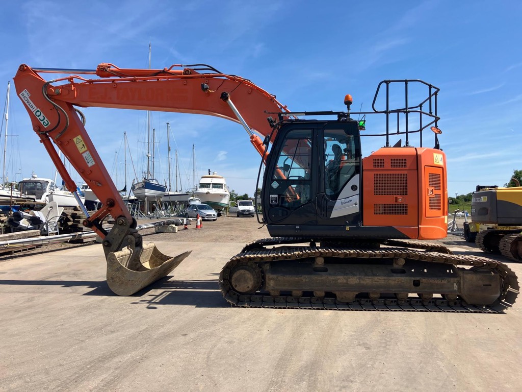 HITACHI ZX 225 US LC-5 B