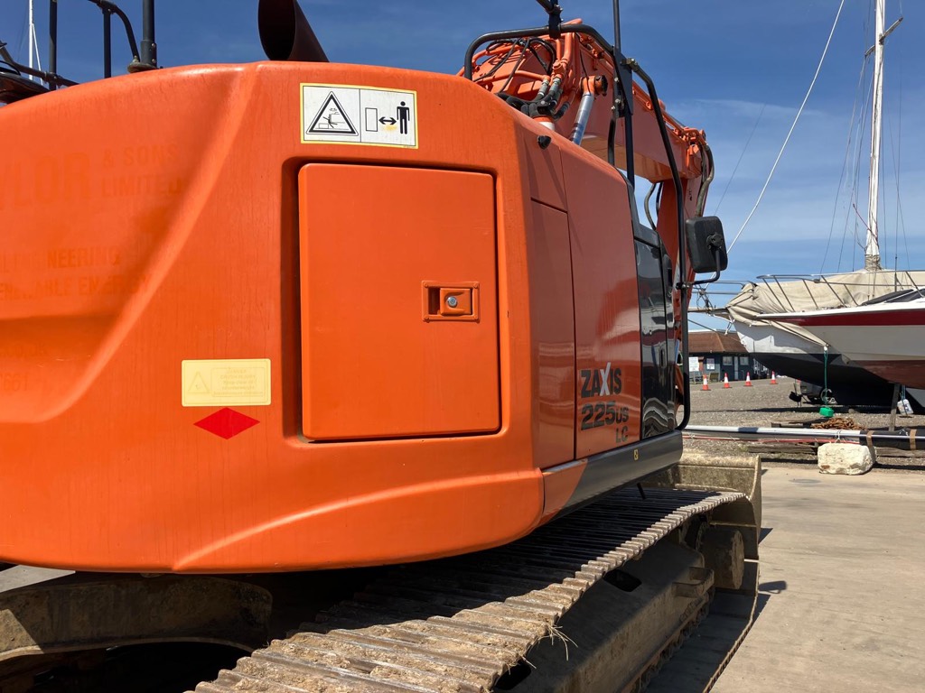 HITACHI ZX 225 US LC-5 B