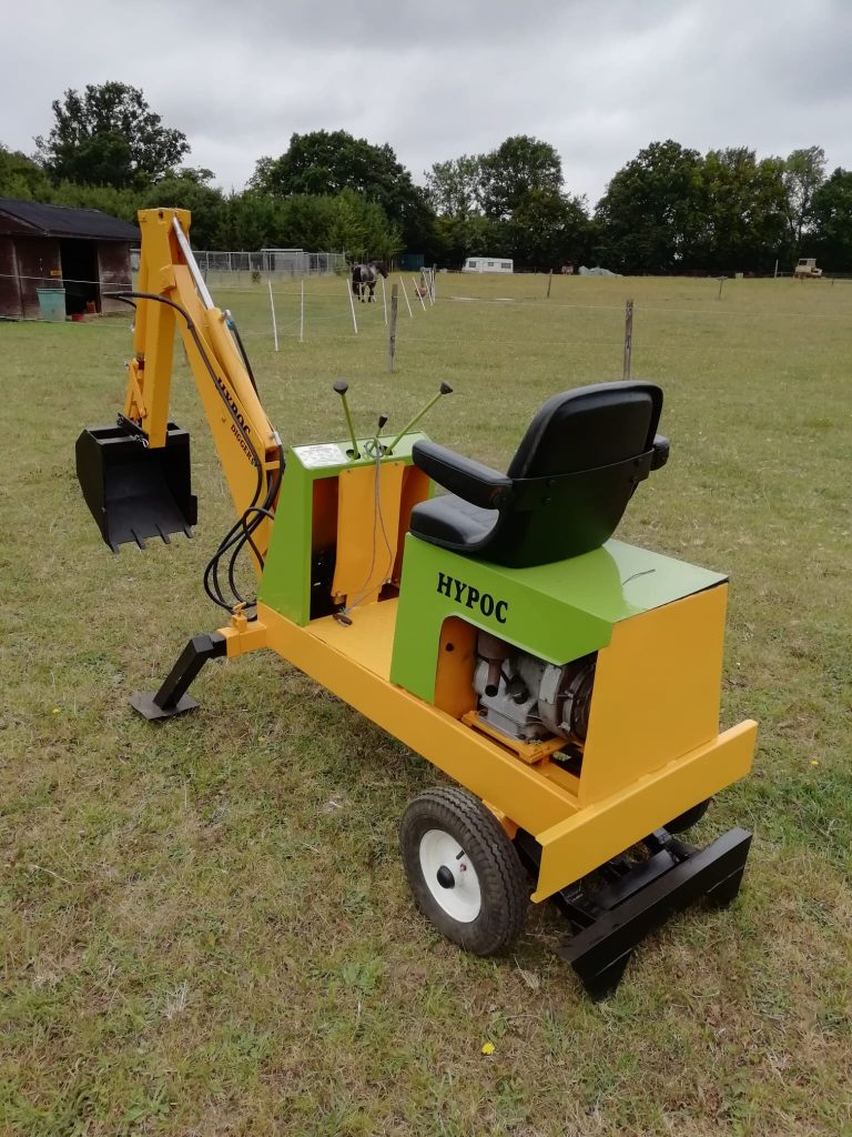 Hypoc Digging machine with two buckets and trailer