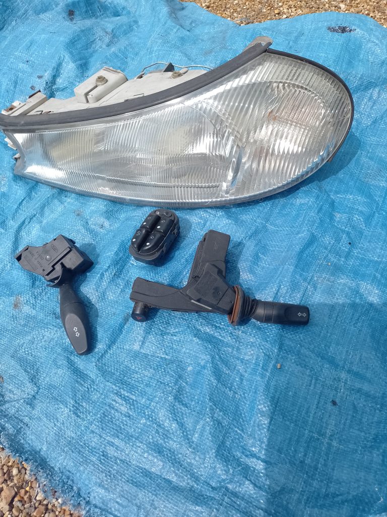 Ford Mondeo Mk2 Nearside Headlight and Electrical Stalks