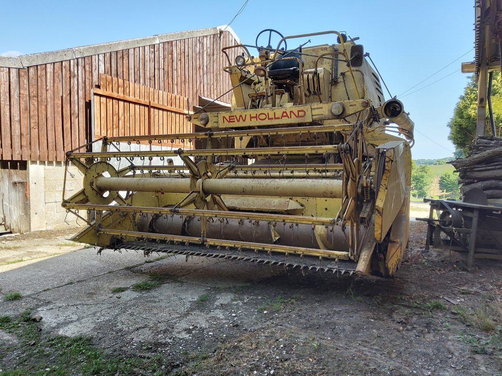 NEW HOLLAND COMBINE HARVESTER