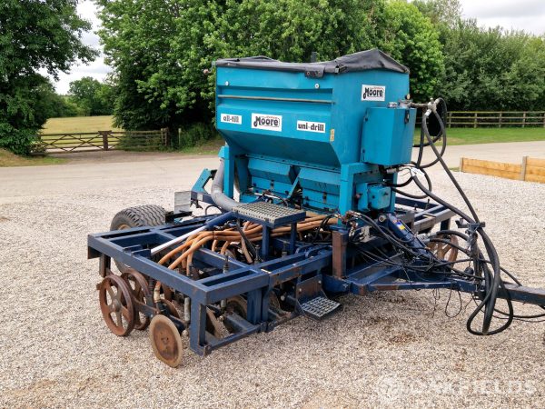 1998 Moore Uni-Drill 4m Hydraulic Folding