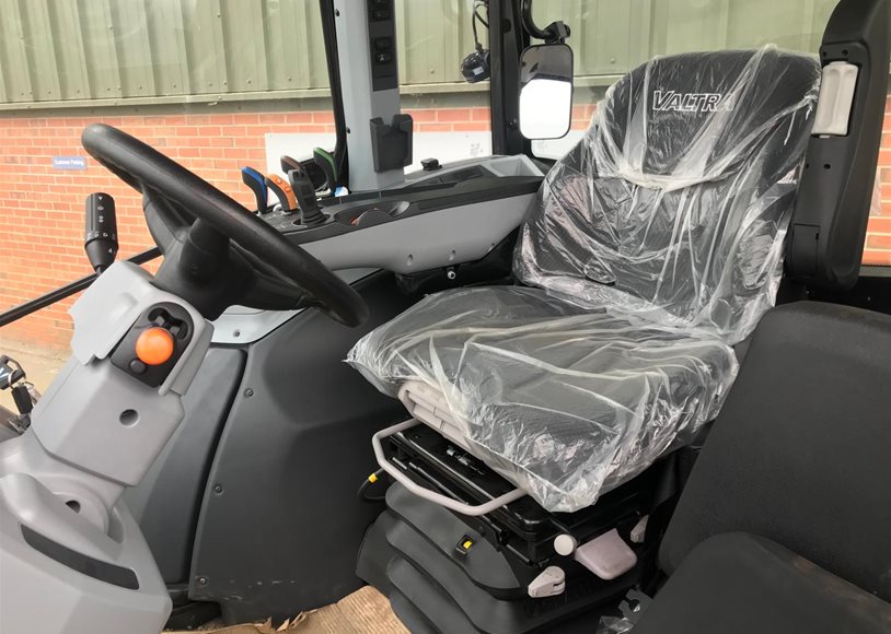 Valtra G135A Tractor
