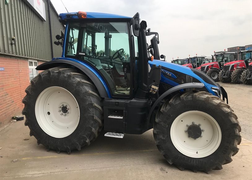 Valtra G135A Tractor