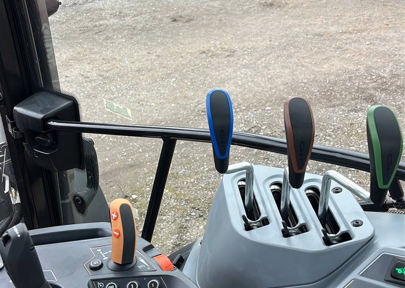 Valtra G135A Tractor