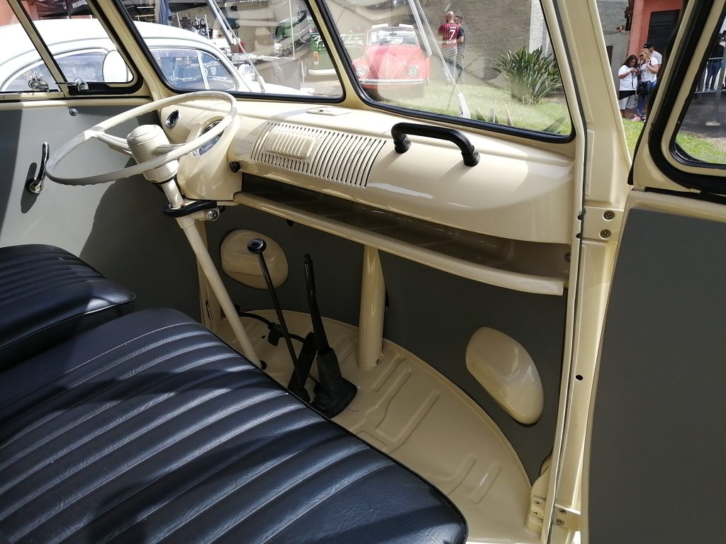 T1 split window bus 1974