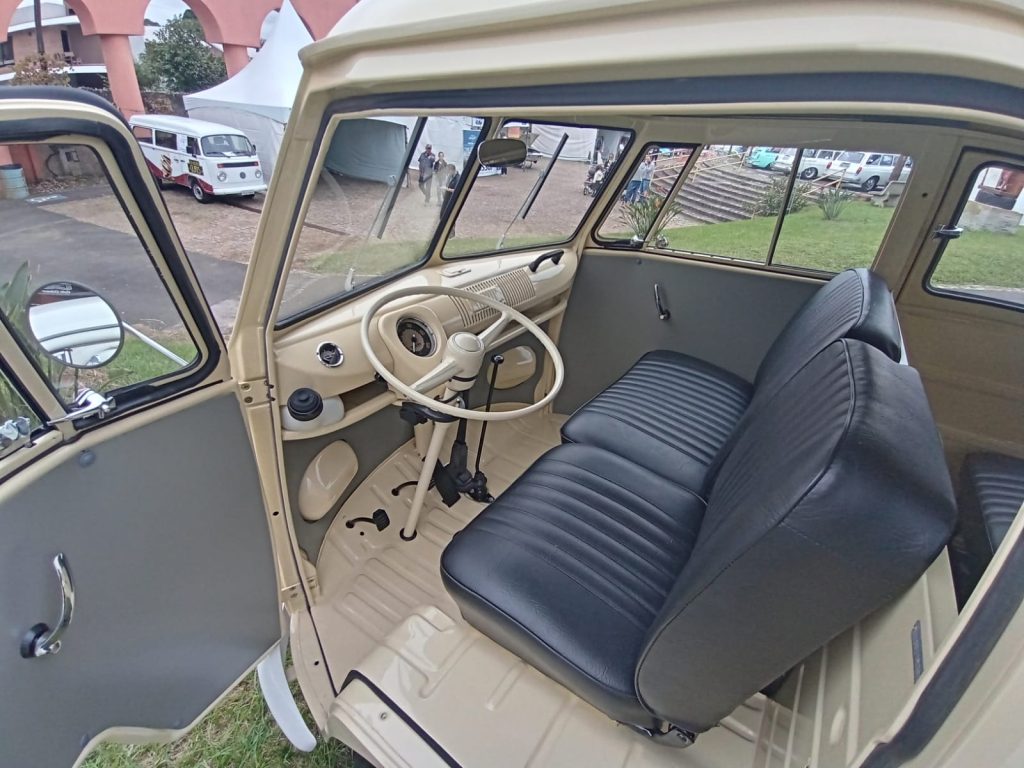 T1 split window bus 1974