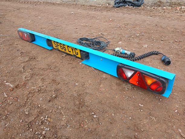 Full width (24V) “Light-Bar” for moving trailer chassis without electrics