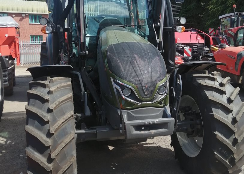 Valtra G135A Tractor