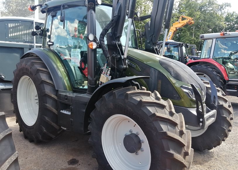 Valtra G135A Tractor