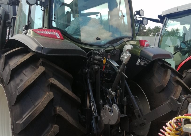 Valtra G135A Tractor