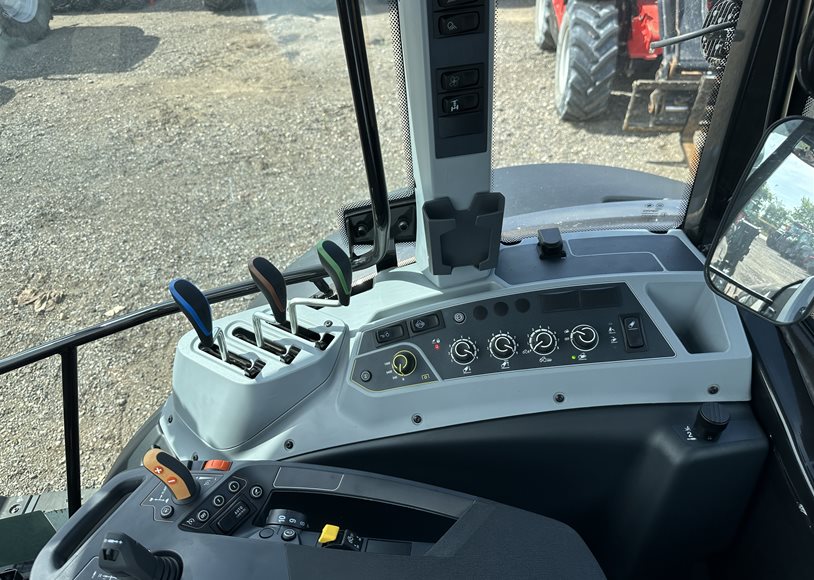 Valtra G135A Tractor