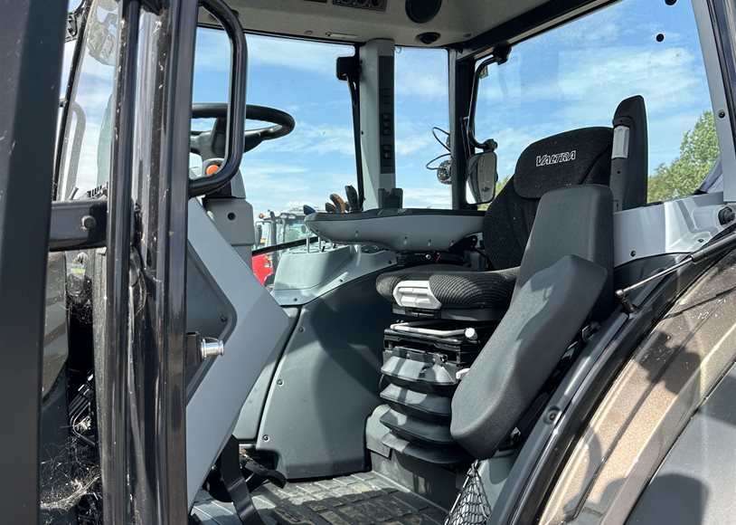 Valtra G135A Tractor