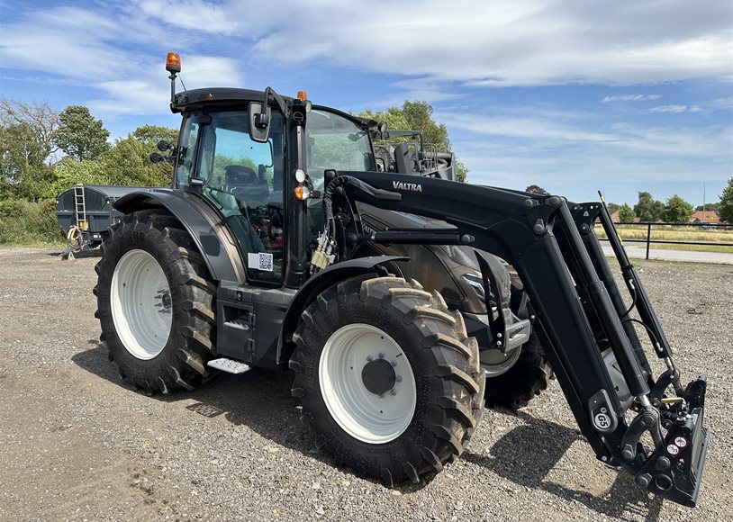 Valtra G135A Tractor