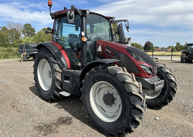 Valtra G115A Tractor