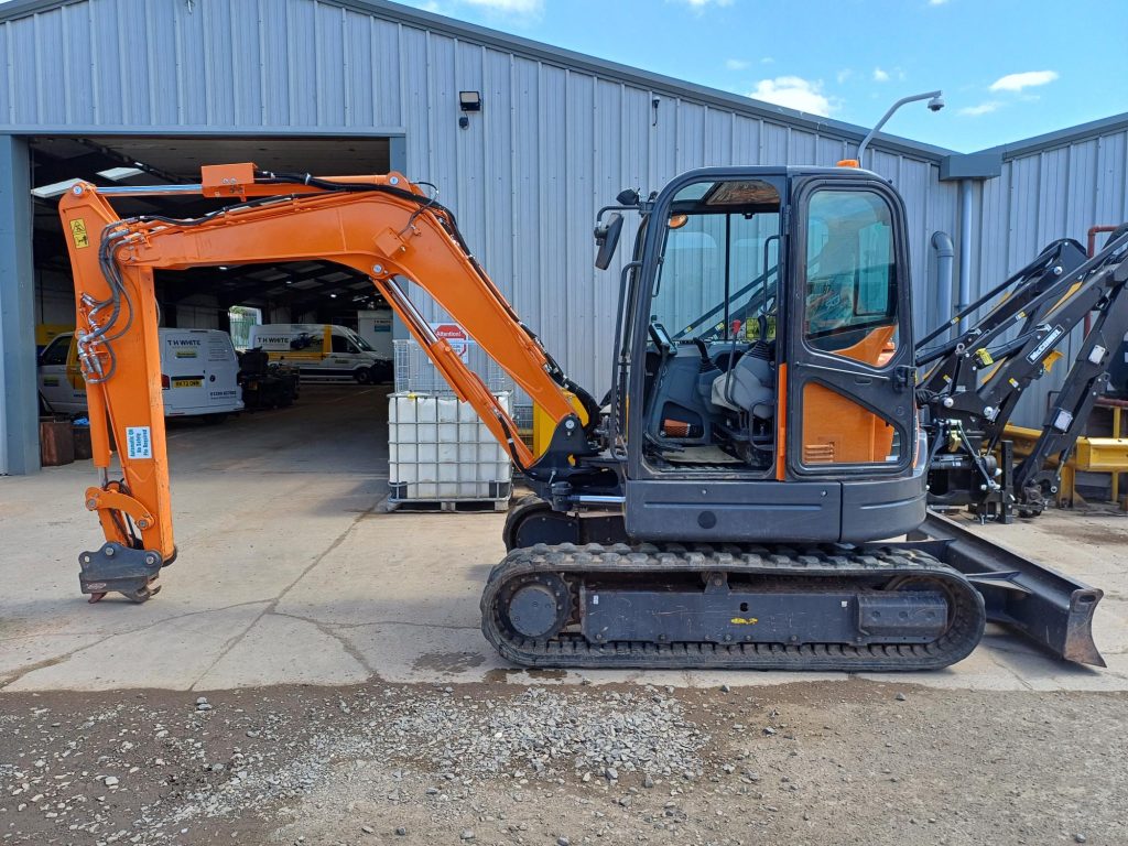 DEVELON DX63-3