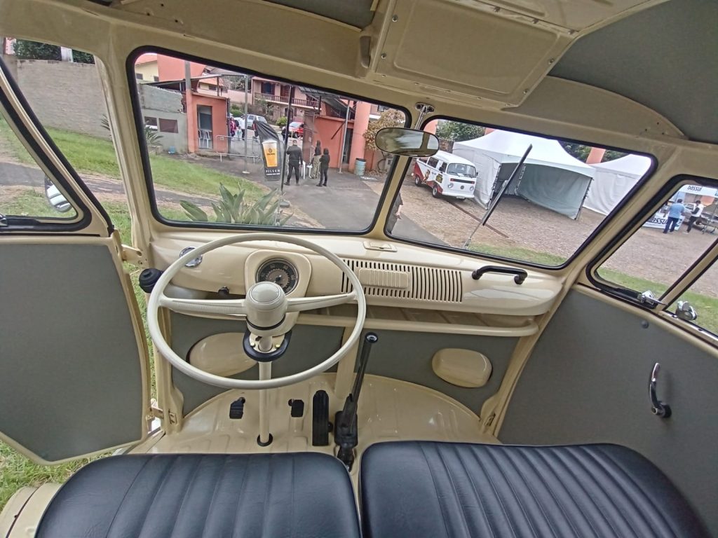 T1 split window bus 1974