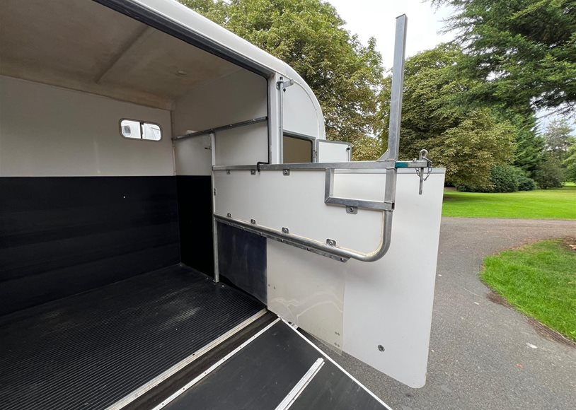 Equi-Trek SPACETREKA Horse Box