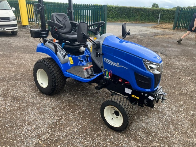 NEW HOLLAND BOOMER 25 COM TRACTOR