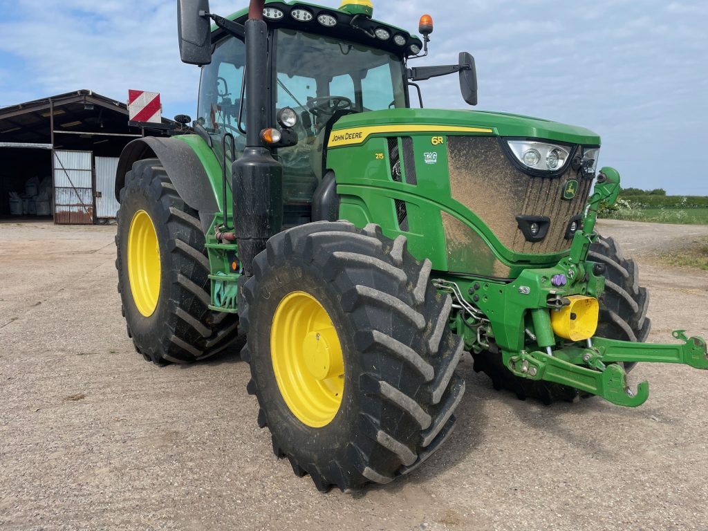 JOHN DEERE 6215R